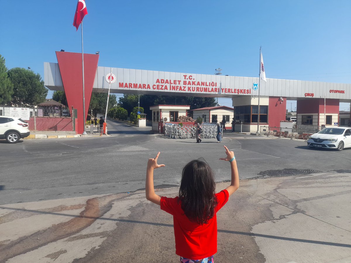 acikistihbarat's tweet photo. Babamın 17 yıl önce anneme evlenme teklif ettiği cezaevi önündeyim;  bu sefer annemi ziyaret etmek için. 

Yaşam ilahi bir döngü. 

Zamanın benim için kırıldığı mekanda zamanın ülkenin Kardelenleri için kırılması duası ile ; çift hilal selamımla.
 
Dönence. https://t.co/kacTEoaWbB