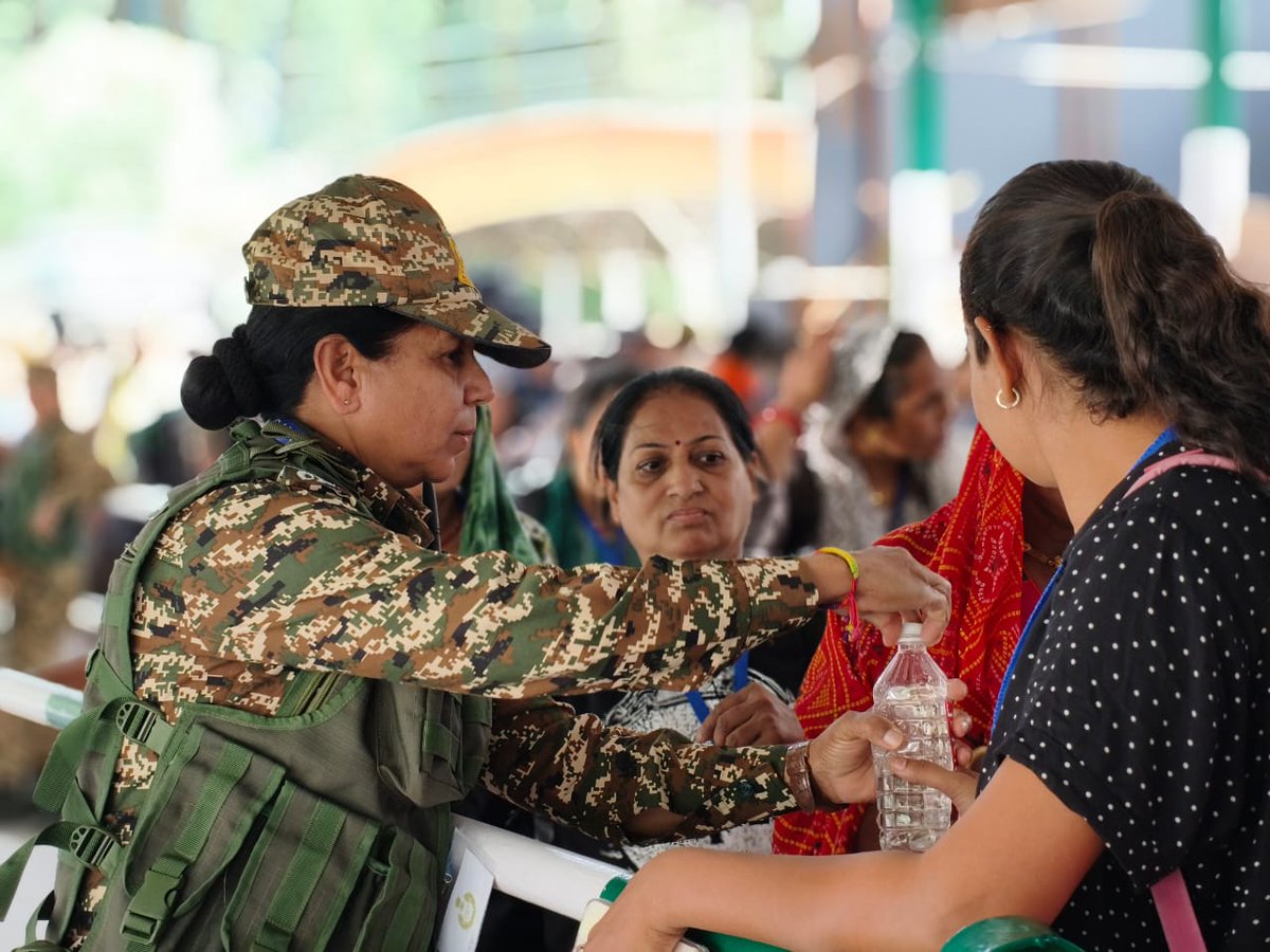 KOSCRPF's tweet photo. From vigilant security to compassionate assistance, #CRPF #WomenWarriors are serving on every front during the Shri Amarnath Ji Yatra. Conducting frisking, guiding pilgrims &amp; staying alert round the clock, ensuring a secure, safe &amp; smooth pilgrimage.

#AmarnathYatra

#NariShakti https://t.co/Et4abefLgp