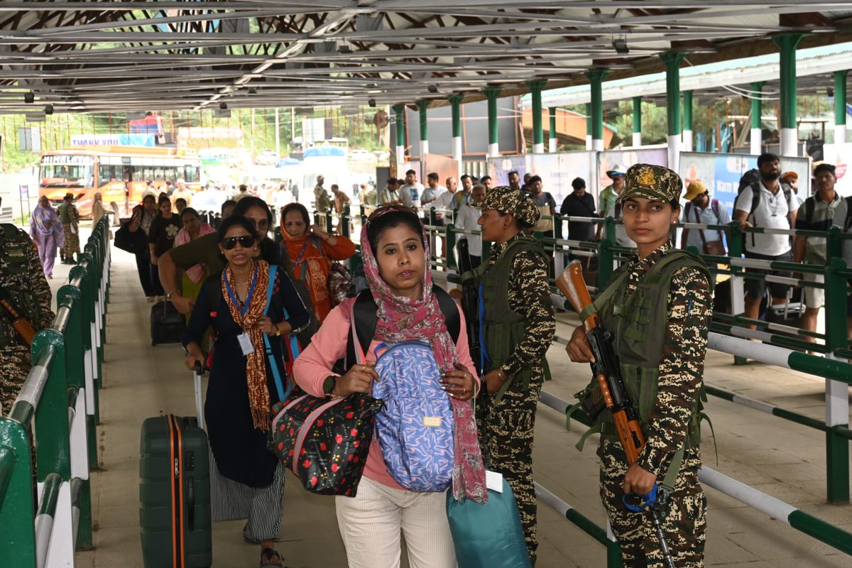 KOSCRPF's tweet photo. From vigilant security to compassionate assistance, #CRPF #WomenWarriors are serving on every front during the Shri Amarnath Ji Yatra. Conducting frisking, guiding pilgrims &amp; staying alert round the clock, ensuring a secure, safe &amp; smooth pilgrimage.

#AmarnathYatra

#NariShakti https://t.co/Et4abefLgp