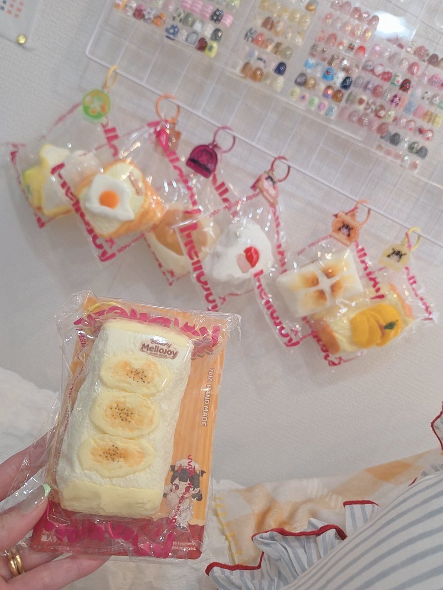 yaesama's tweet photo. ネイル更新しにきたらメロジョイいっぱい飾ってたwすご！
トーストスティックあるよって言われたから買っちゃった🥰また増えて嬉しい〜🩷 https://t.co/I2h7AgWUMF