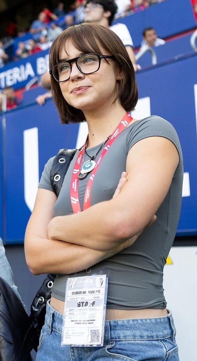 prachiverse's tweet photo. I've seen this image go viral multiple times. Does anyone know the context or her name? https://t.co/Gnt5k51FSL