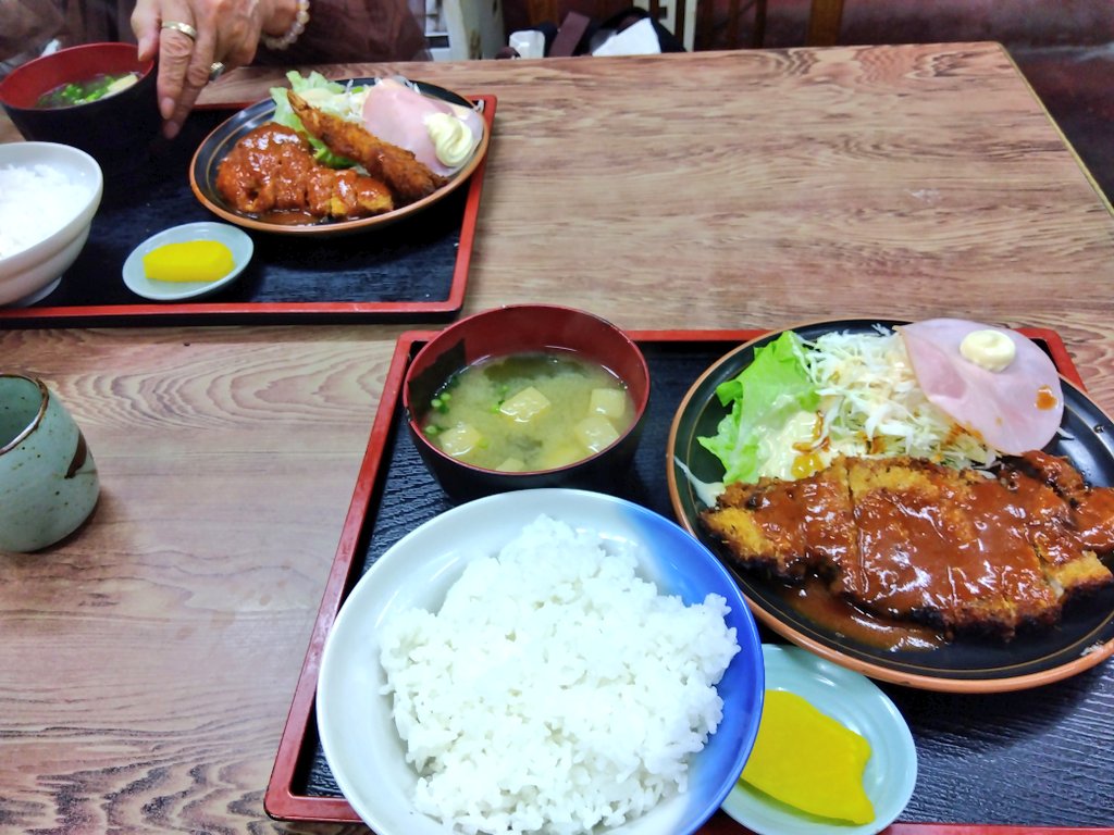 engineer_uta's tweet photo. 行ってきました。昭和を感じる食堂へ。母はこんな店の方がいいと喜んでました。カラオケで息子の歌を聴かせてわらび餅持たせて帰りました。食堂のおっちゃんとおばちゃんこれからもぼちぼち頑張ってや。😊 https://t.co/FBdwC51uPa