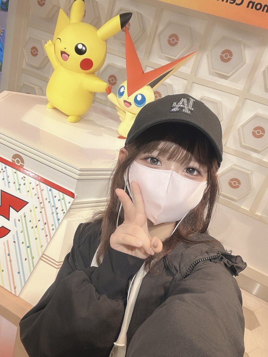 yui_ss0109's tweet photo. こんにちゆいゆい〜!!
今日のラッキーナンバーは5!

昨日の写真にビクティニとピカチュウがいるということは...
ポケモンセンタートウホクに行ってこれました✨️

やっと行けた〜!!店内かわいいポケモンたちいっぱいでずっと居られたくらい🩵🥹

今日もいい日になぁれ🪄︎︎
#おゆいの日常 #ポケモン https://t.co/ldgREH9eps