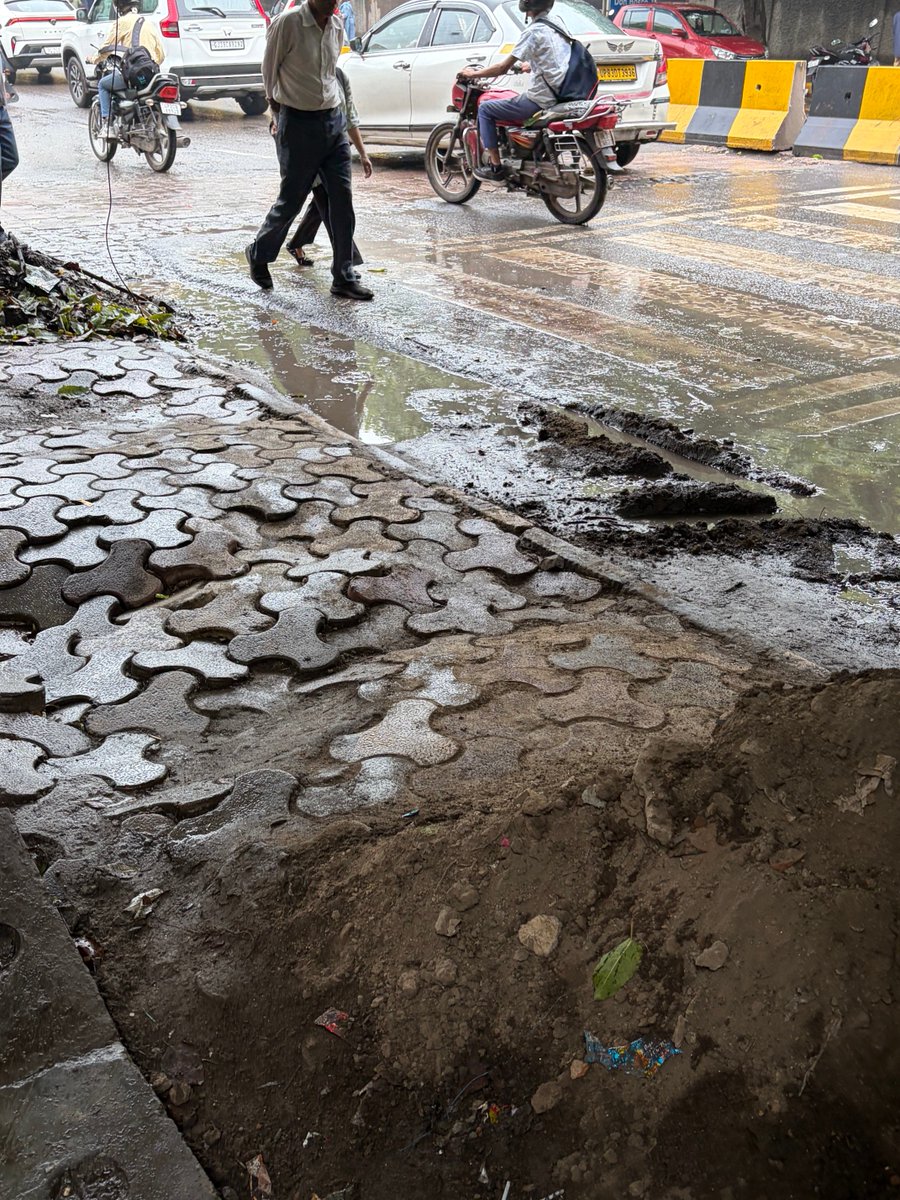 me_mgr_'s tweet photo. Condition of pavements on alaknanda don bosco road (south Delhi:poshest🥸🫪)⁦@tweetndmc⁩ corporation of Delhi ⁦@BJP4Delhi⁩ @shikharai https://t.co/6QXUOn5pxI