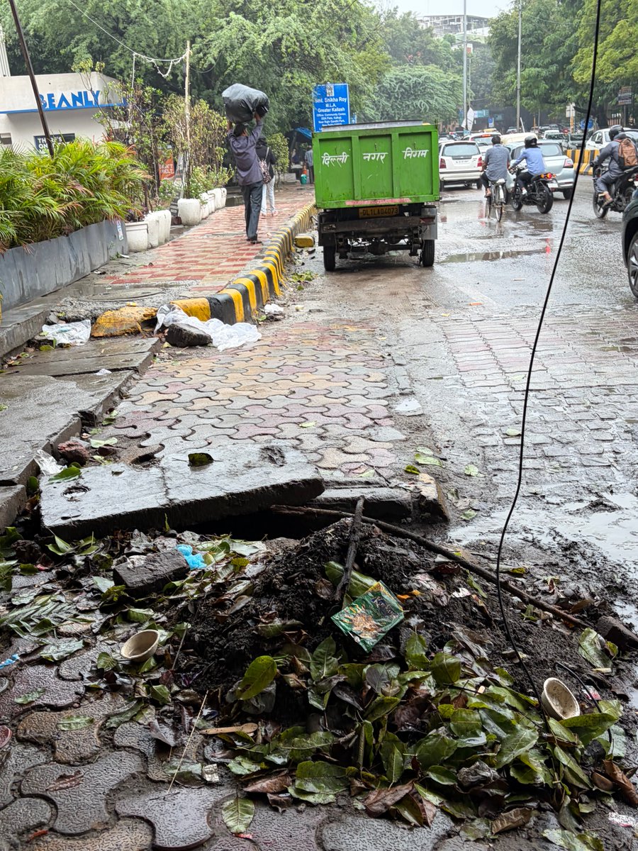 me_mgr_'s tweet photo. Condition of pavements on alaknanda don bosco road (south Delhi:poshest🥸🫪)⁦@tweetndmc⁩ corporation of Delhi ⁦@BJP4Delhi⁩ @shikharai https://t.co/6QXUOn5pxI