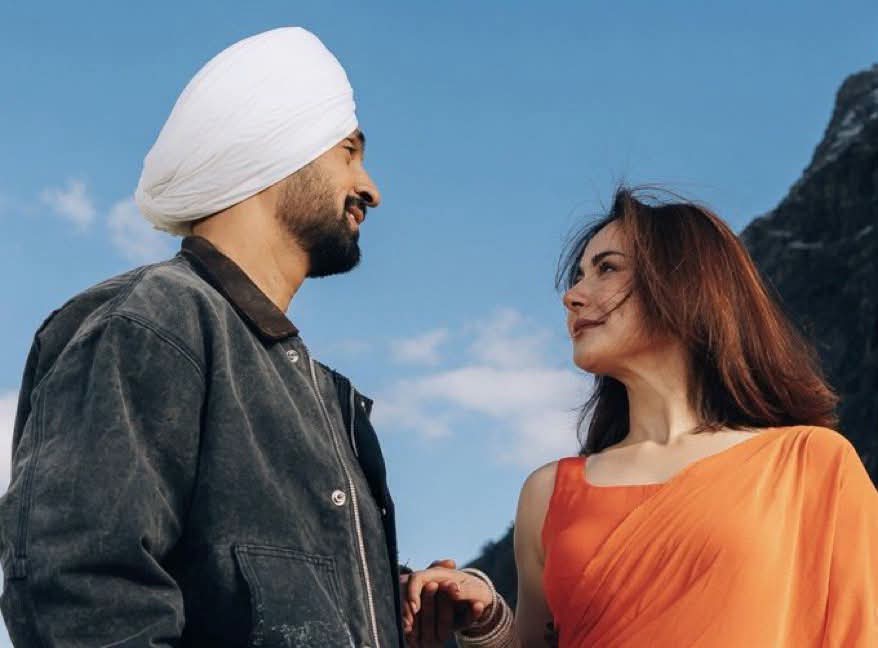 Risid001's tweet photo. Diljit Dosanjh said on stage during one of his shows in the USA:

“I BELONG TO PUNJAB. I COME FROM PUNJAB.”
(He is a U.S. citizen & never says he belongs to India)

Some time later, he invited Pakistani actress Hania Aamir on stage, unfurled the Pakistani flag, and said:

“INDIA AND PAKISTAN ARE BROTHERS, AND WE LOVE YOU.”

(Who gave him the right to say that India and Pakistan are brothers when he himself is an American citizen, Khalïस्तानी anpologist and always says he comes from Punjab?)