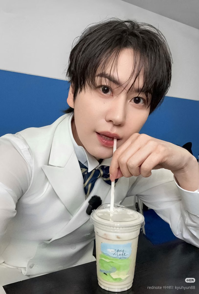 mar2___3's tweet photo. 샤오홍슈 업데이트 #규현
상하이에서 찍은 셀카 몇장 올려봐요📸 
고마워요. Kyupiter🥰🥰😍
https://t.co/c0oots5a7O https://t.co/tIyMPp61fT
