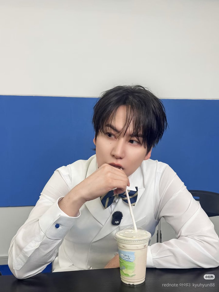 mar2___3's tweet photo. 샤오홍슈 업데이트 #규현
상하이에서 찍은 셀카 몇장 올려봐요📸 
고마워요. Kyupiter🥰🥰😍
https://t.co/c0oots5a7O https://t.co/tIyMPp61fT