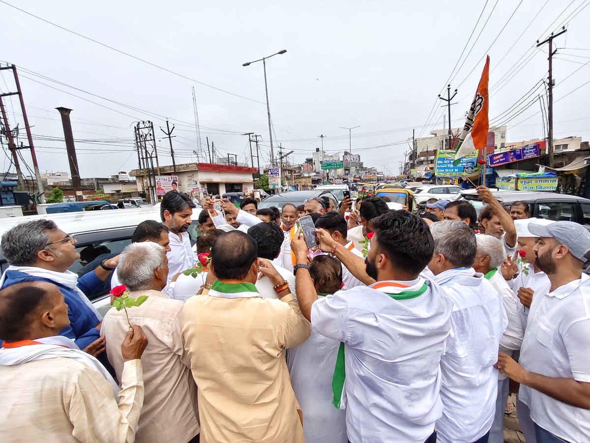INCUttarPradesh's tweet photo. उत्तर प्रदेश कांग्रेस के प्रभारी श्री राजेंद्र पाल गौतम जी (@AdvRajendraPal) का दादरी, जनपद गौतम बुद्ध नगर पर कार्यकर्ताओं द्वारा उनका भव्य और जोरदार स्वागत किया गया।

इस दौरान राष्ट्रीय सचिव श्री प्रदीप नरवाल (@Narwal_inc) जी, जिलाध्यक्ष श्री दीपक भाटी चोटीवाला (@CHOTIWALA) जी समेत अन्य पदाधिकारी गण व भारी संख्या में कार्यकर्ता गण मौजूद रहे।

कार्यकर्ताओं का यह अभूतपूर्व उत्साह और जोश साफ बयां कर रहा है कि उत्तर प्रदेश में बदलाव की बयार बह रही है। जन-जन की आवाज बुलंद करने और संगठन को नई मजबूती देने के लिए हमारा संकल्प अडिग है।

जय हिंद! जय कांग्रेस! 🇮🇳