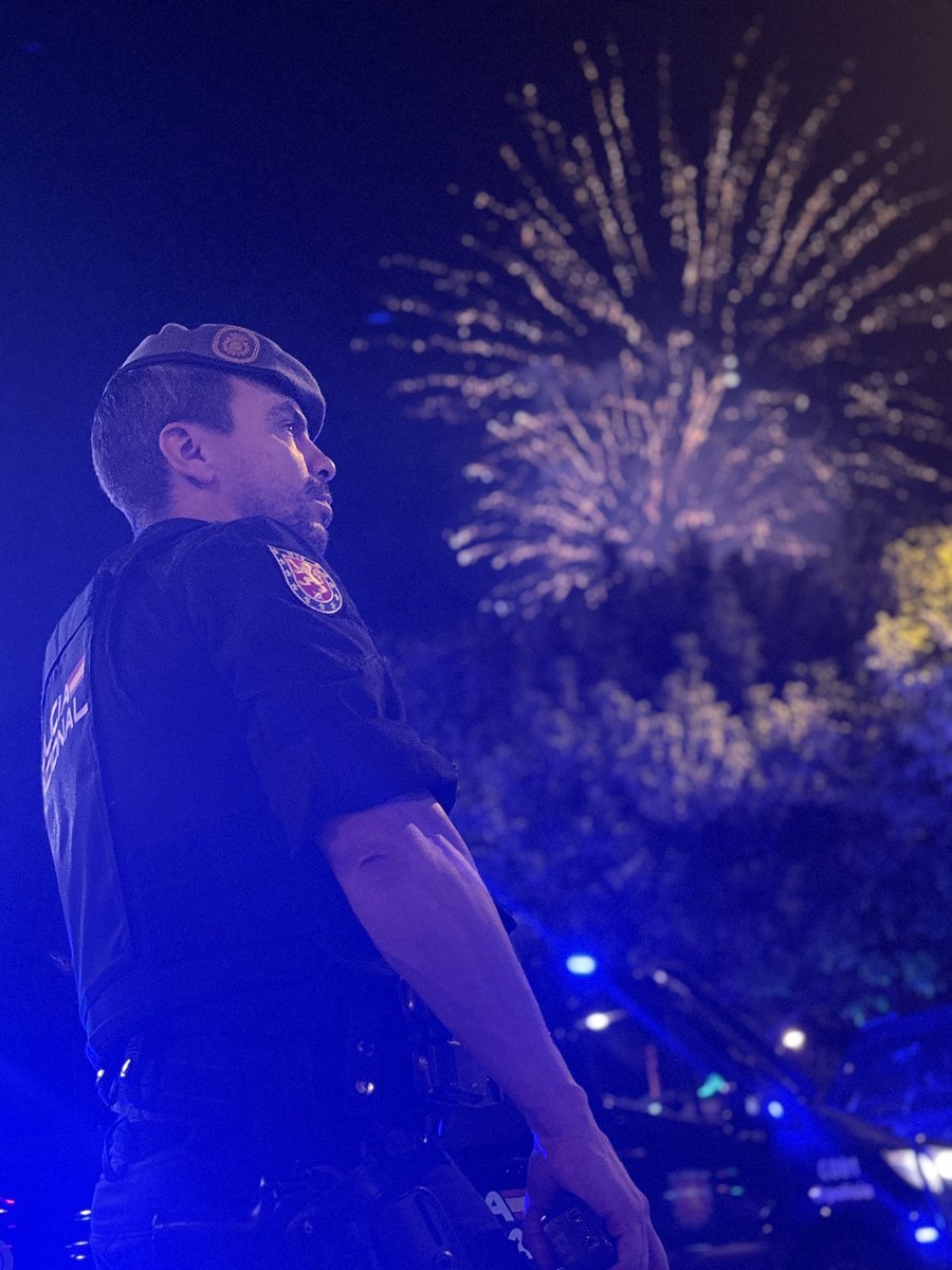 interiorgob's tweet photo. 🌅✨ La noche termina. Un nuevo día comienza.

🎆 Tras el último destello de los fuegos artificiales de #SanFermín, amanece una nueva jornada.

👮‍♂️La #UIP de @policia mantiene la misma vocación de servicio, compromiso y cercanía, para que todos podamos disfrutar con seguridad. https://t.co/rYfTZ1cXms