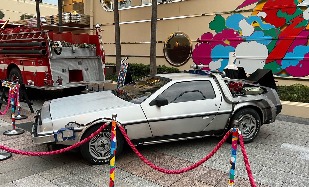 1st315's tweet photo. USJ3日目は暑い🥵
25周年という事で、売却されたデロリアンが戻ってきてます‼️
 #バック・トゥ・ザ・フューチャー https://t.co/HOr1Pu2Meu