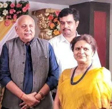 adarshtraders's tweet photo. मेरे परिवार के अभिभावक संरक्षक उतर प्रदेश के लोकप्रिय कृषि मंत्री आदरणीय श्री सुर्य प्रताप शाही चाचा जी को शादी की 53वी वर्षगाँठ पर हार्दिक बधाई l
मां थावे वाली की कृपा सदैव बनी रहे ll 

@spshahibjp जी🙏 https://t.co/V9NIUGQjOa