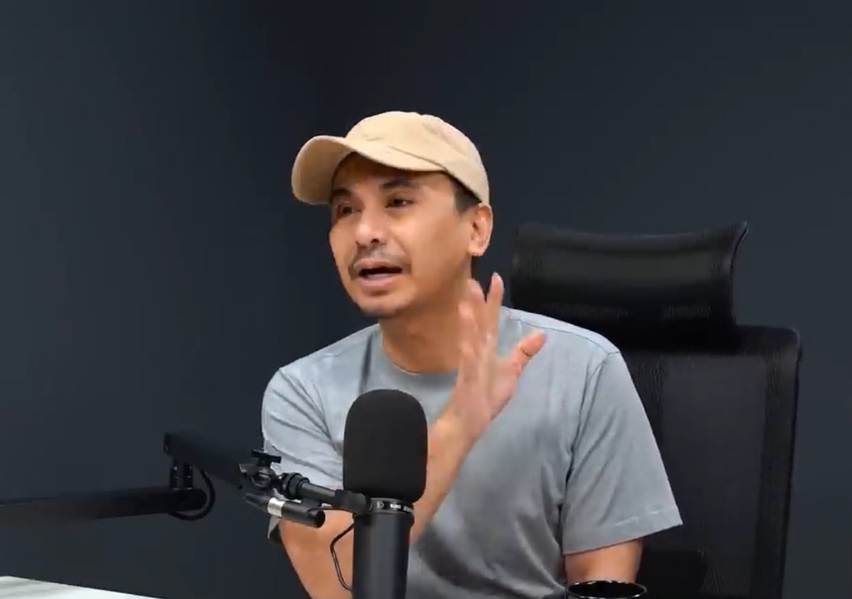 insidefolkative's tweet photo. Perbincangan dua introvert, 

Radit: eh kayanya kita sama deh, kayal orang rame kan terus kayak 'duh kok rame banget pusing ya', gitu kan?
Njan: Iya gua gitu.
Radit: Sama gua juga gitu.

Njan: sekarang kan suka lgi diem-dieman, terus sama orang sebelahnya ngomong “eh gimana project ini”....

itu tuh kadang menurut aku, apa yang harus dibahas gitu.

Radit: hahahaha, kadang kita kalo ngajak orang ngomong duluan kita malah takut dia keganggu ga, kamu gitu ngga?

Njan: Iya aku gitu, aku takut ganggu atau engga. Terus pas aku ngomong, aku ngomong nya ngga jelas gitu. 

Kayak aku ngomong atau nanya pertanyaan yang harusnya bukan pertanyaan basa basi gitu loh. 

Radit: Tapi kadang kita yang dianggap kita yang sombong loh itu, sering loh kaya gitu. Padahal emang kita ngga ngerti aja kayak emang ga ngerti aja ini seharusnya ngomong apa sih,

kadang salah ngomong juga terus baru mikir “gue seharusnya ngomong gitu ngga ya.”😂😅
