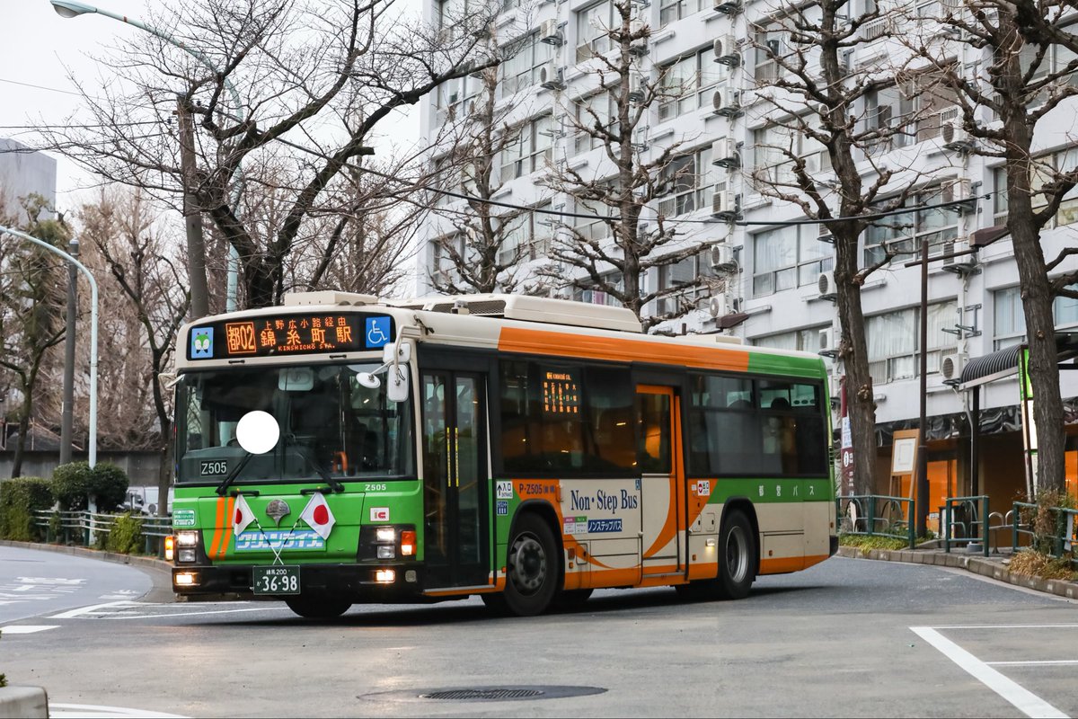 rikugienmae's tweet photo. 2025年3月に小滝からやってきたZ505号車
巣鴨転属時にフロント/リア共に青みんくるに貼り替えられたのが記憶に新しい中、更には今年に入ってからナンバーフレームも取り付けられてとてもかっこいい一台。緑ナンバーが際立ちますね！
残念ながら6月の水道局ラッピングは撮影機会に恵まれず…。 https://t.co/6RUNM9yUEj