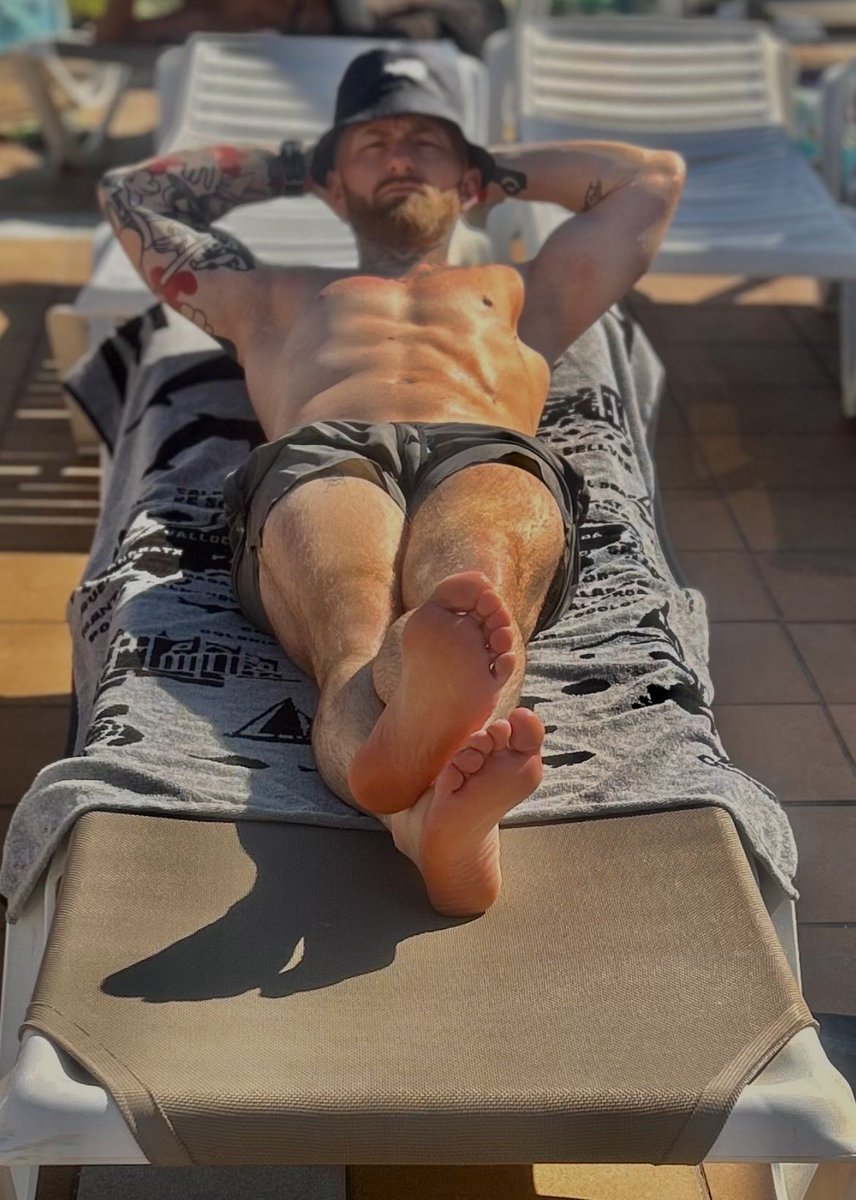 MasterKevx1's tweet photo. Today isn’t just any worship Wednesday it’s your most important worship Wednesday ever.

It’s your kings birthday and I want king treatment all day 👑 😏

 Start spoiling me boys 😈 https://t.co/mBkcG19CJs