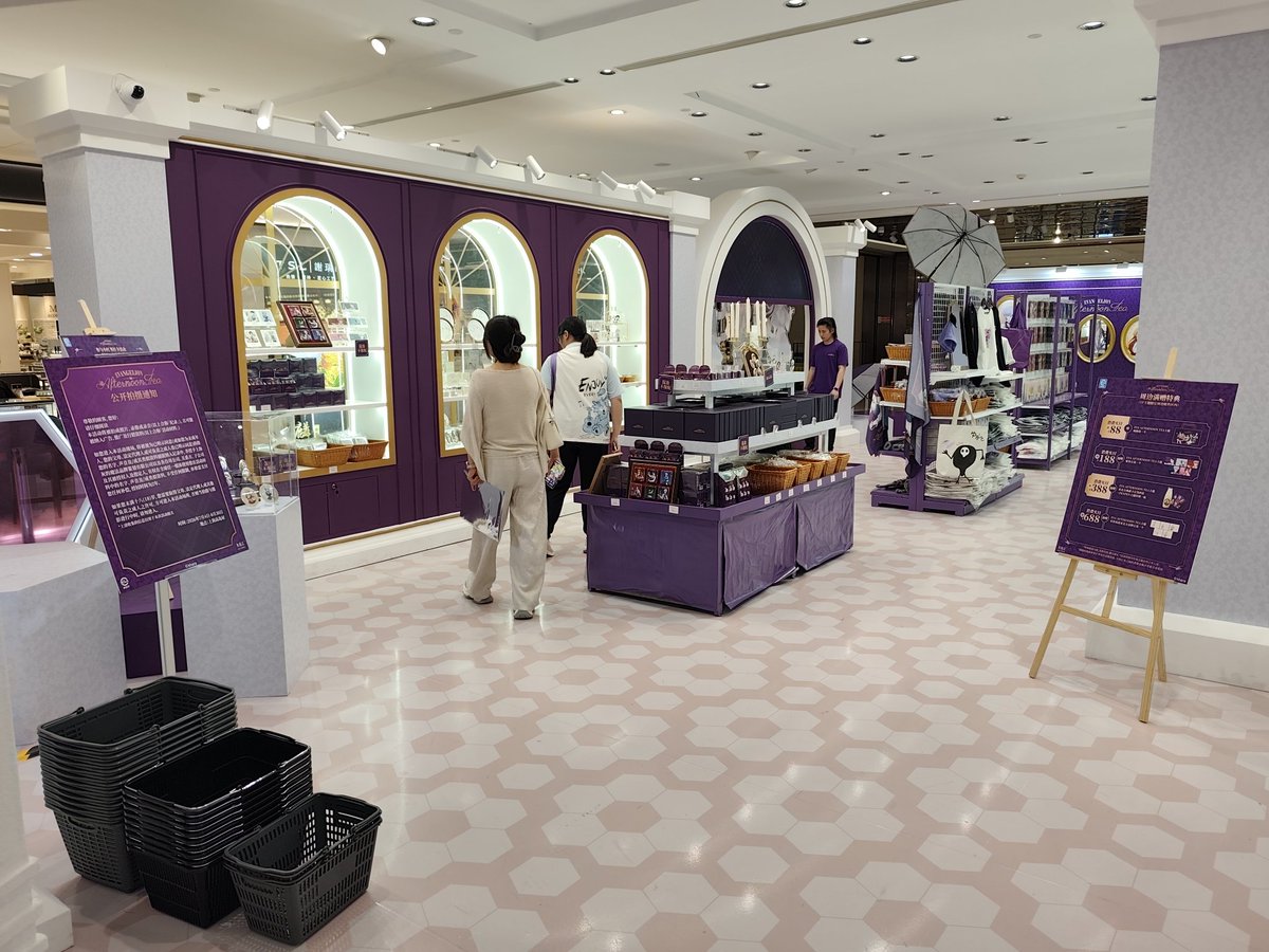 cazper's tweet photo. 上海高島屋でエヴァンゲリオンのイベントが開かれてる。限定販売品もある模様。 https://t.co/FWmwYWCeTW