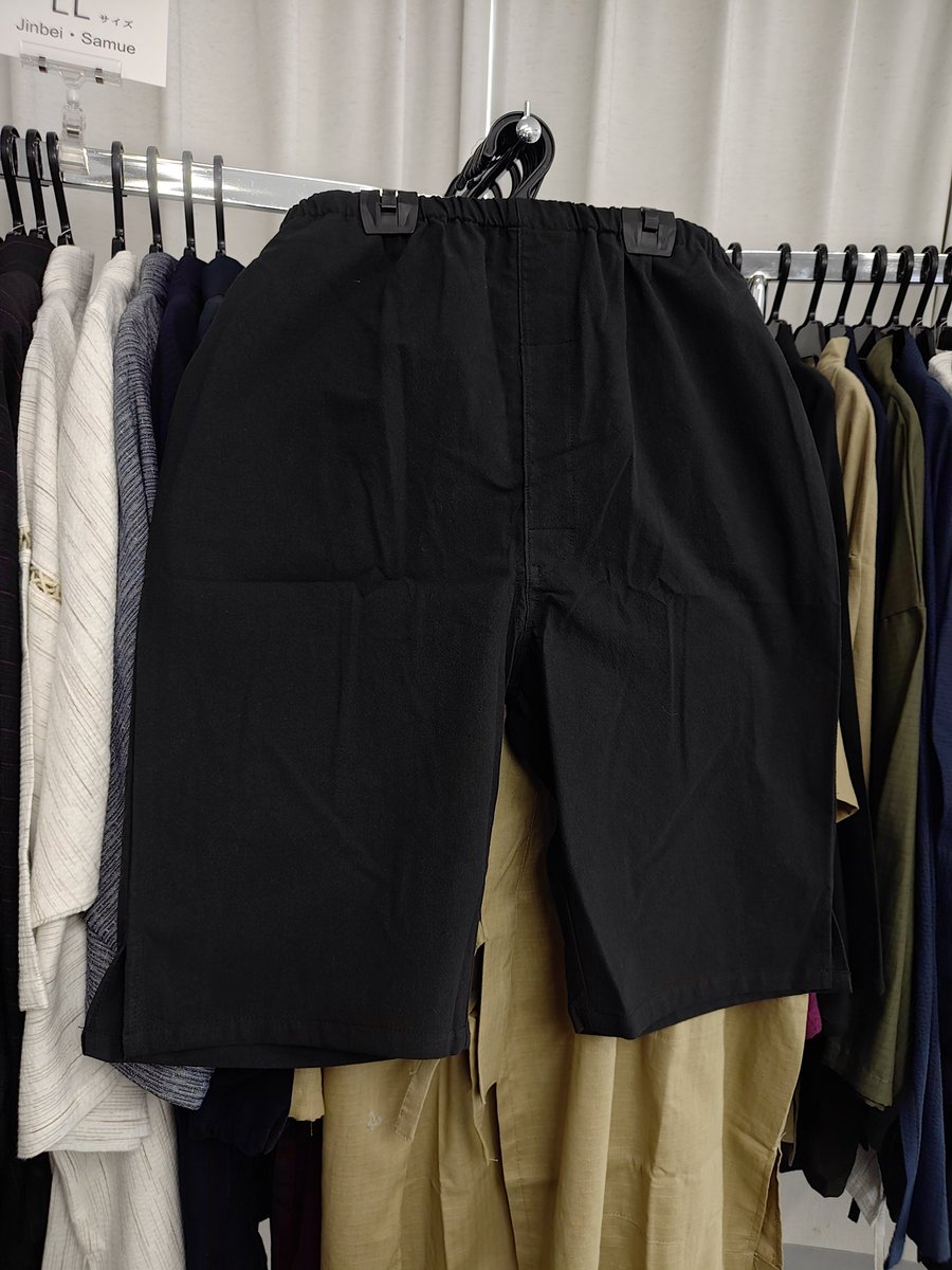 waruder's tweet photo. 浴衣インナーステテコ新作が入荷しました。
前開き＆サイドポケット付き。
しっかりした生地で単体でもショートパンツとして使えそう。
厚手に見えますが、しっかり薄手です。
サイズM.L.LL展開で膝下丈。
#メンズ浴衣 #藤木屋 https://t.co/SRSwAOZISx