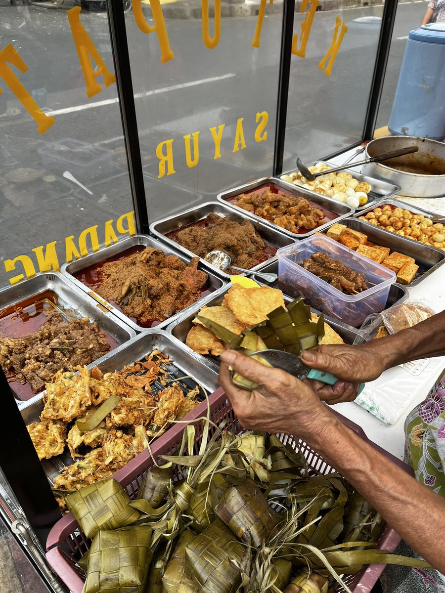Woopsiewoody's tweet photo. emang lidah gua cocoknya sama makanan minang sih, mau sejauah apapun ngerantau baliknya juga ke makanan ini https://t.co/yQf9ioTjYj