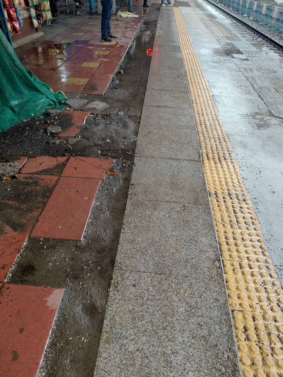 samirpaleja's tweet photo. @mumbaimatterz @RailMinIndia @drmbct Charni road platform 1 https://t.co/yAEHrdi6Fm