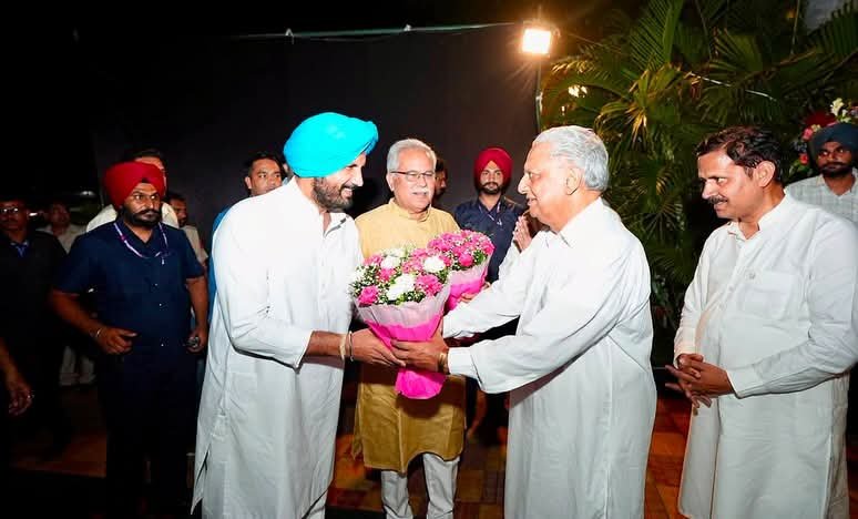 Corridor_Punjab's tweet photo. The comedy of Punjab's "dinner diplomacy" — same old faces, different luxurious venues. But look closely at the real picture.
Consider the "leadership" being showcased here: Mr.Rana KP who allegedly marched to the BJP office to join, only to be turned back right from the doorstep due to overwhelming corruption allegations. ❌
• Involved in the Vidhan Sabha recruitment scam
• Widely accused as an illegal mining kingpin
• Son-in-law under the NGT scanner for illegal mining & hotel violations
• Zero electoral grip: Lost in 2012, 2014, 2019, 2022, & 2024 (Winning only 2017).
• As 2024 campaign chief, he crashed to 3rd place in his own Vidhan Sabha.  
If this is the role model, what kind of future is being set for Punjab? ‍♂️ #PunjabPolitics #Accountability
