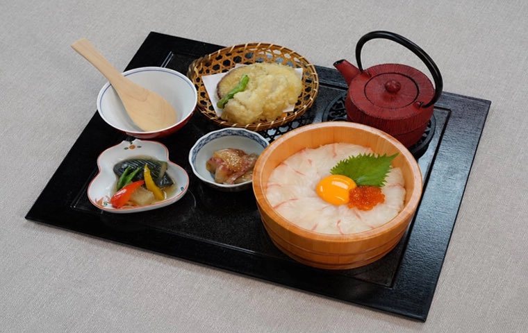 AwajiWestCoast's tweet photo. 【淡路島グルメ】夏の味覚・淡路島鯛を贅沢に味わう「あわじ鯛ひつまぶし御膳」が海神人の食卓 宴で登場！✨ 繊細な旨みの鯛をまずはそのままどんぶりで、次に薬味、最後は出汁をかけてひつまぶしのやさしい味わいへ。一膳で三度楽しめる夏限定ランチをぜひご堪能ください！https://t.co/9hhfVFNpxT https://t.co/35cWMKhUOf
