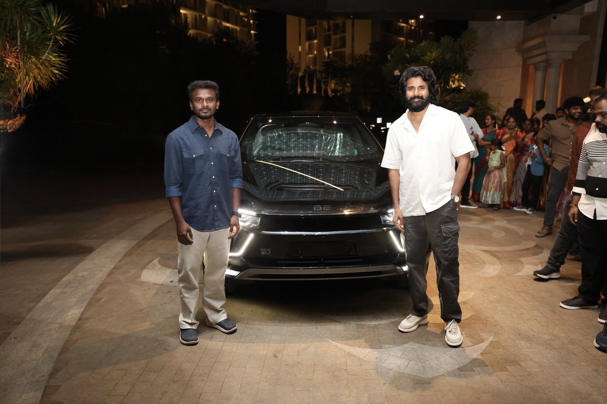 Ayyappan_1504's tweet photo. #ThaaiKizhavi producers Sivakarthikeyan &amp; Sudhan presented a car to director Sivakumar ❤️👌🏻 https://t.co/2DaSeYdtzg