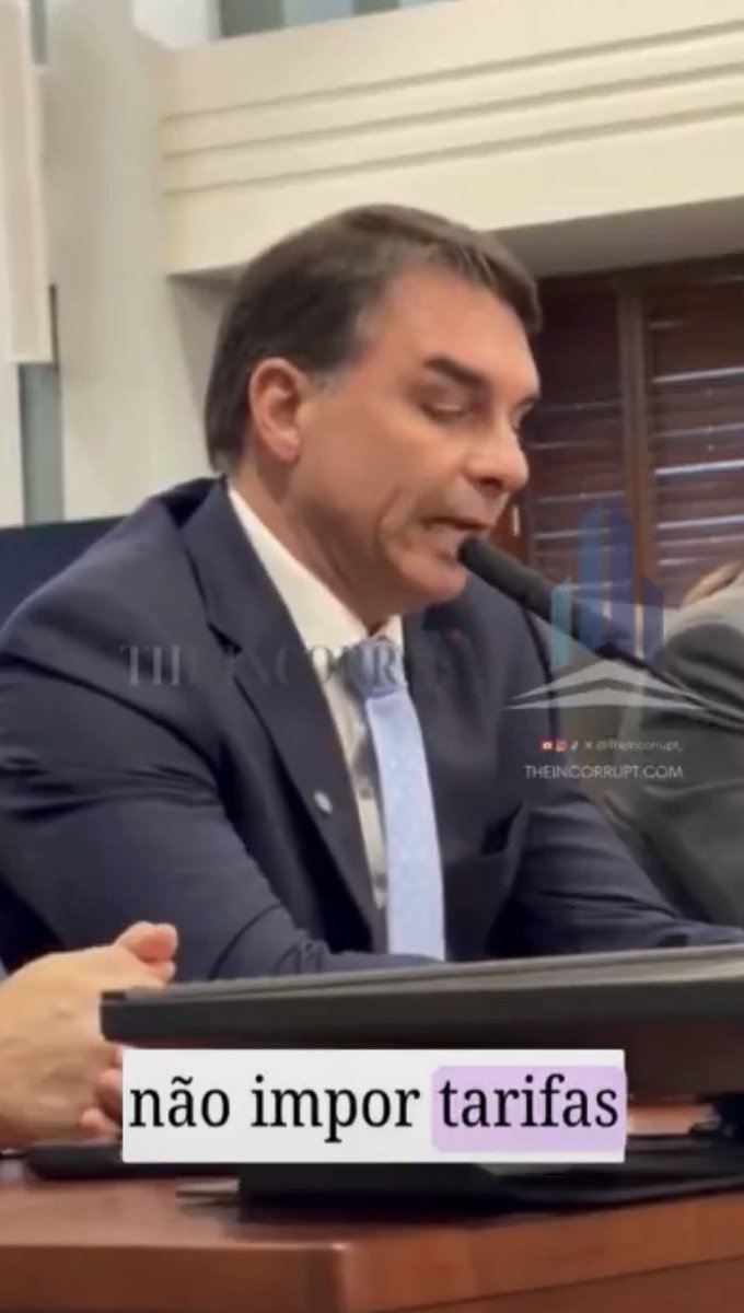 melbustamante's tweet photo. Flavioem Washington… Discurso PERFEITO deixou a esquerda QUEBRADA‼️😏

“Na audiência sobre a Seção 301, Flávio fez o que o Presidente eleito não fez: pediu que os EUA não imponham tarifas ao Brasil, defendeu o PIX, as empresas brasileiras, os empregos e o bolso do povo.

Ele também expôs que o tarifaço não pune os verdadeiros responsáveis pelos problemas apontados na investigação americana. Quem paga essa conta é o brasileiro comum, o trabalhador, o empreendedor e o setor produtivo.

Flávio ainda lembrou que tarifas anteriores empurraram parte do comércio brasileiro para a China, fortalecendo justamente o eixo que os Estados Unidos dizem querer conter.

"Não imponham tarifas ao Brasil. Preservem o sucesso do PIX. Cancelem esta ação e nos deixem negociar", expressou Flávio Bolsonaro em sua última fala.”