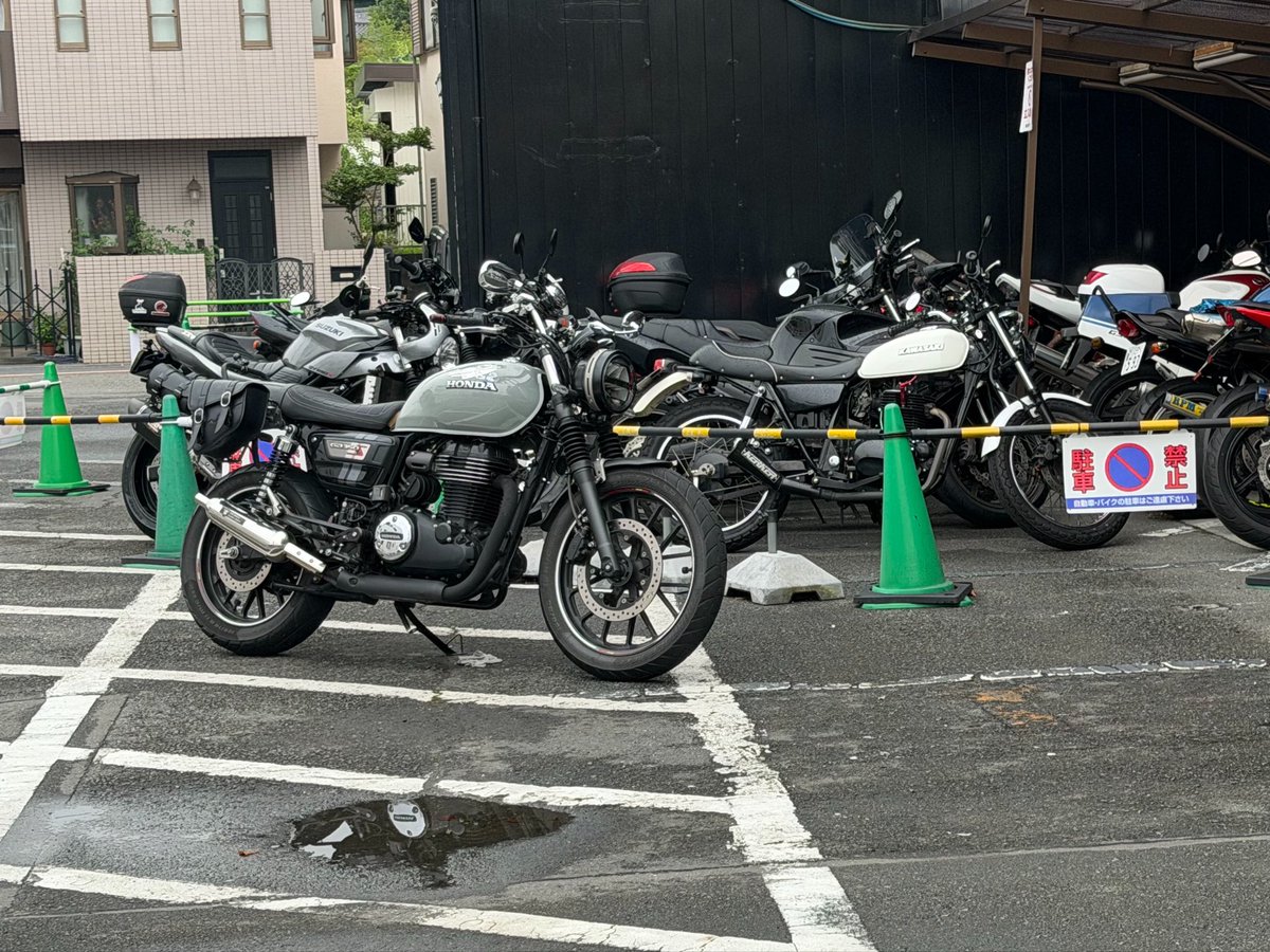 1153Forties's tweet photo. 一昨日の夕方、オイル交換の列に並ぶ僕のGBの勇姿
がんばれー📣

#GB350S #GB350 #バイク乗りとつながりたい https://t.co/ojBjNUkyDr