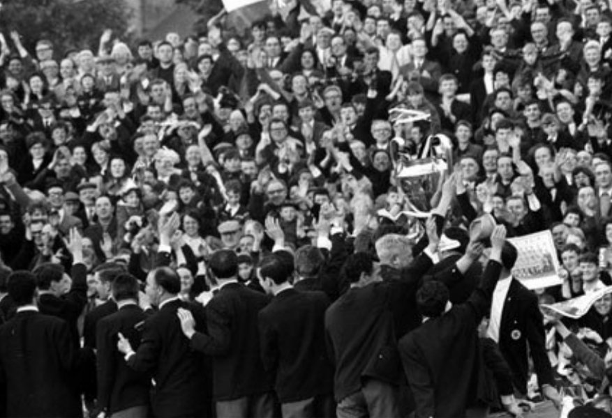 Highland__paddy's tweet photo. Cracking angle of the big cup being shown to the fans in 1967 https://t.co/8LazW8fBeD