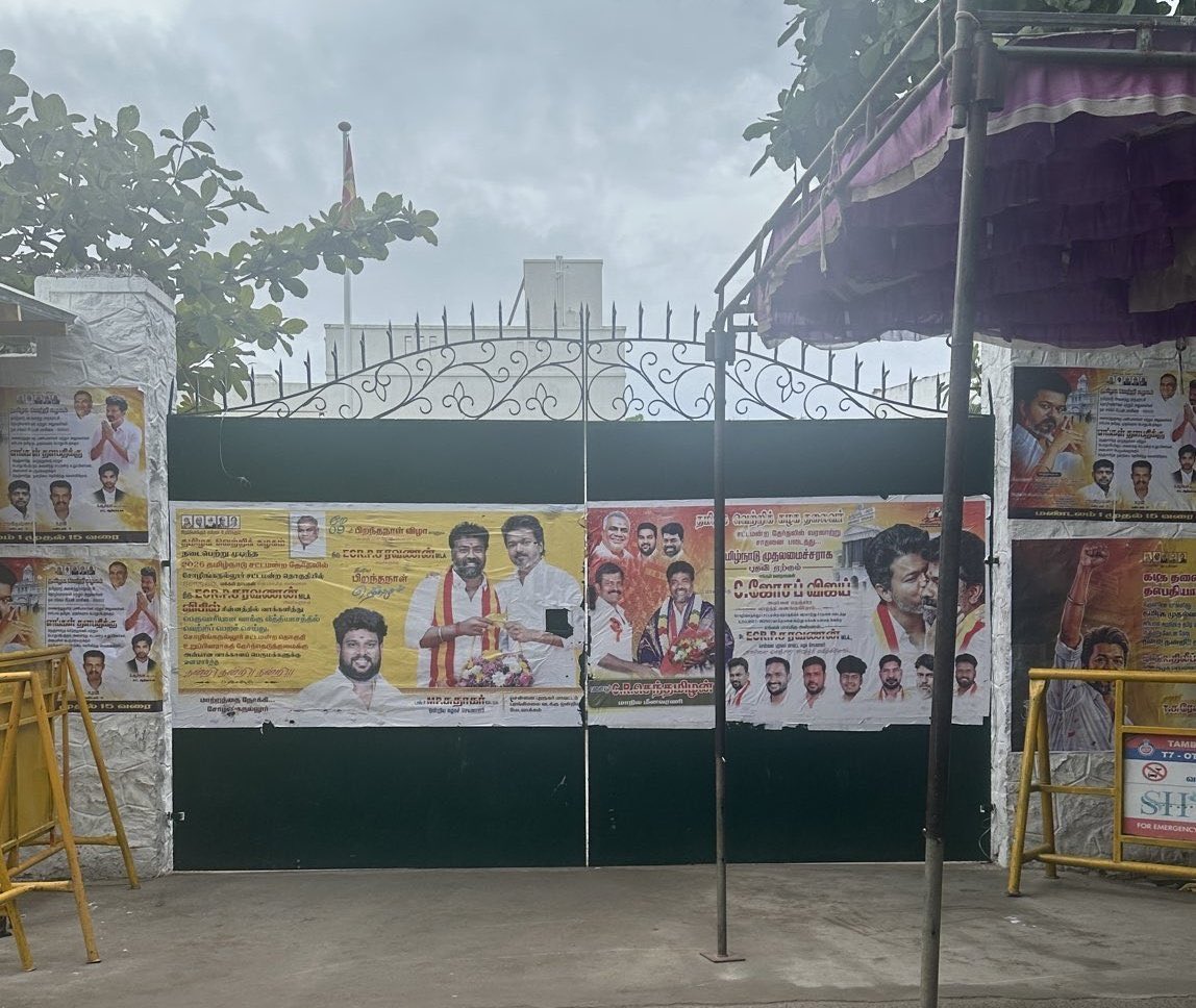 ashwin_tvk_'s tweet photo. கட்சி தலைமை அலுவலகம் கதவையே நம்மளாள சுத்தம்மா வச்சுக்க முடியல!!

இதுல எப்படி மொத்த தமிழ்நாட்டு infrastructure-ம் மாத்த போறோம் @CMOTamilnadu  😬😬 

@TVKVijayHQ @AadhavArjuna @JhonArokiasamy @Jagadishbliss https://t.co/MsMQrn52dM
