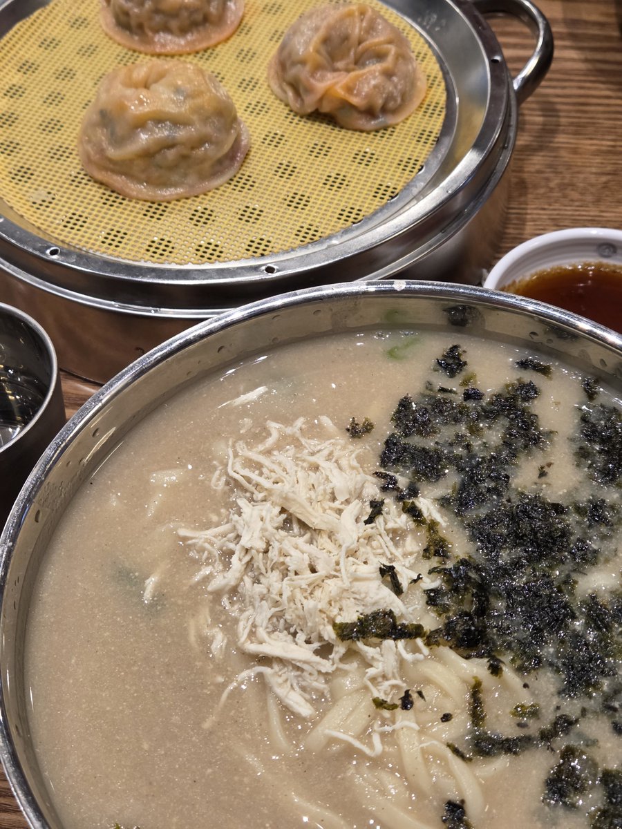 0__0ant's tweet photo. 비가 잔뜩 오길래 닭칼국수 먹어주엇다 ^^ 굿초이스 https://t.co/VZn3JeBiSA