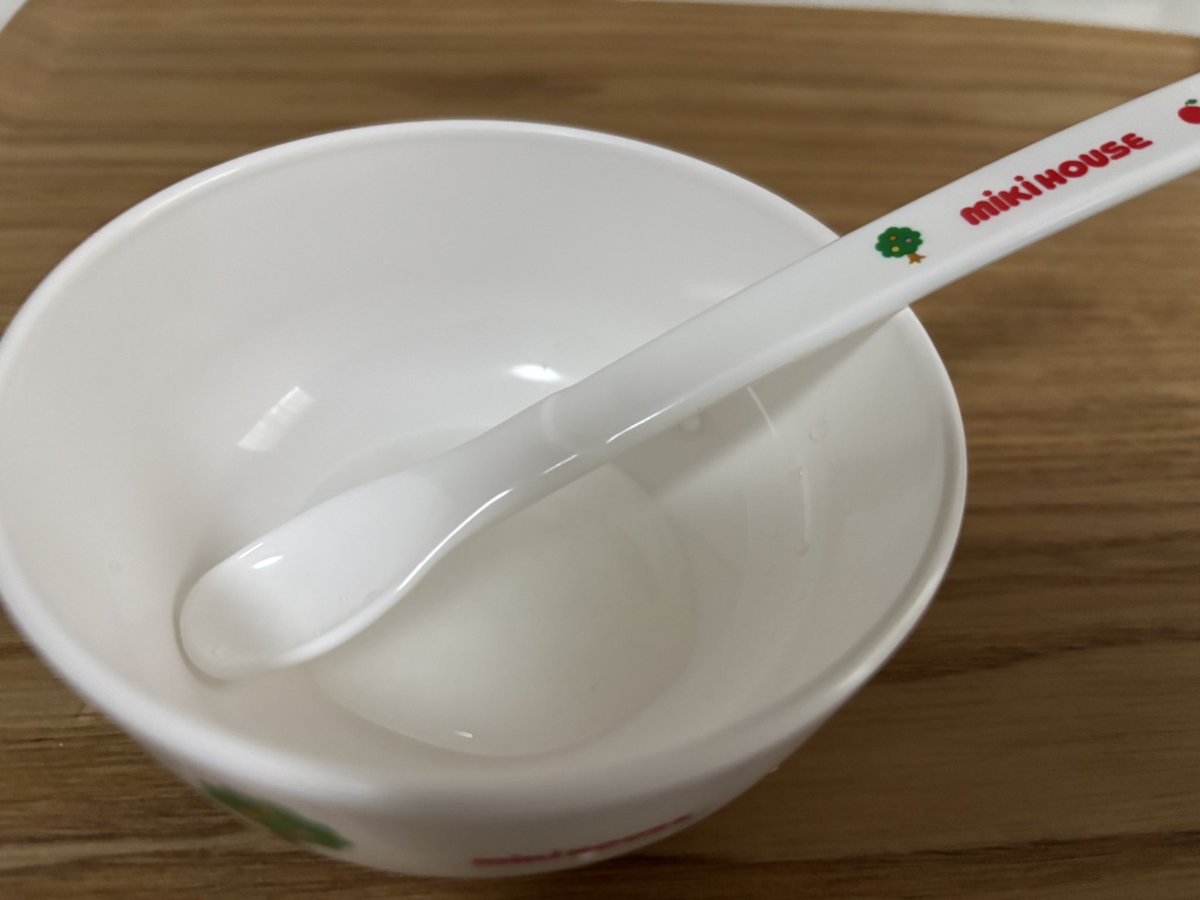 abcdefghijklnna's tweet photo. 離乳食初日！
一口目普通の顔して食べてた、なんなら少し笑ってた。そのあとはスプーン持って自分で口に入れたり吐き出しもしたけど。
このお皿レンジだめだったので、今から西松屋に買いに行く https://t.co/ltuyw9pcMa