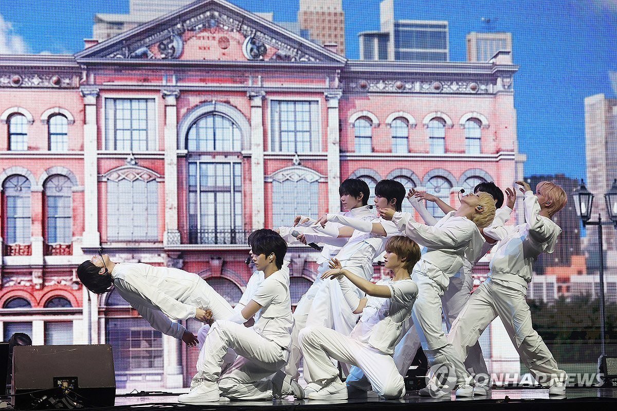 uwungz's tweet photo. EXCUSE ME WHAT IS GOING ON?!?! AHOF KEEPS ON DEFYING GRAVITY WITH THEIR CHOREOS??? https://t.co/SLXagU5GO5