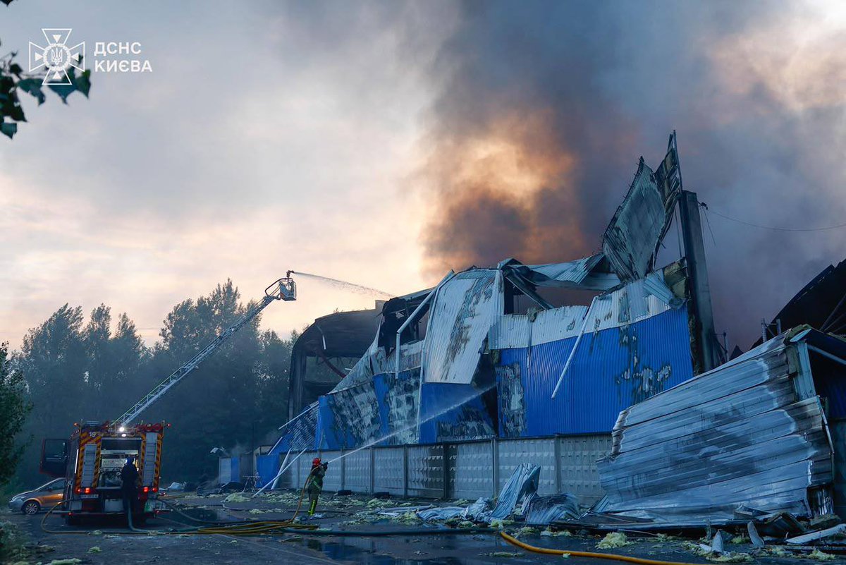 maria_drutska's tweet photo. Russia continues its terrorist attacks on Kyiv.

Rescuers are still putting out fires across the city.

In the Sviatoshynskyi district, the body of a woman was found during firefighting operations. https://t.co/qJHInkAPLp