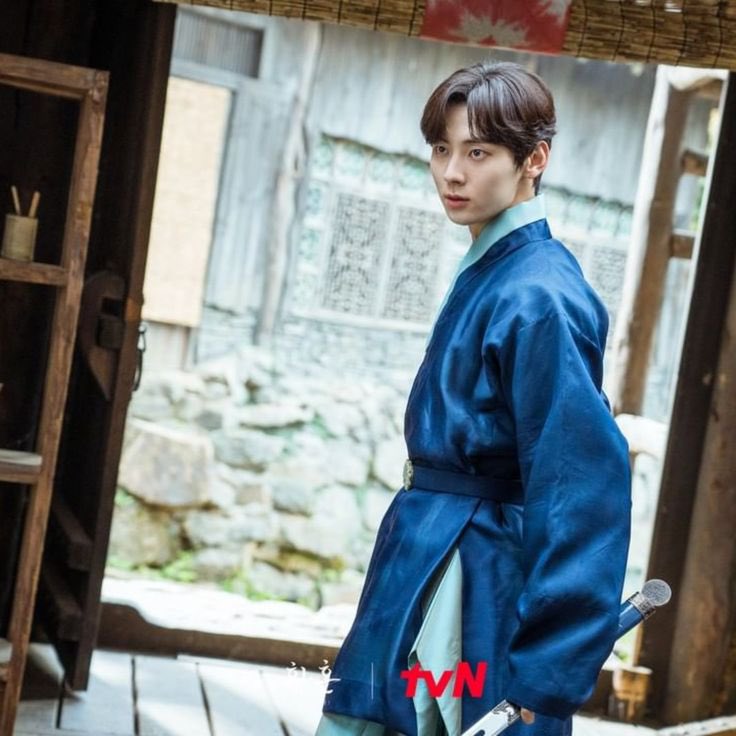 missmuffincat's tweet photo. Suit Version                       Hanbok Version https://t.co/21k6xQbXUu