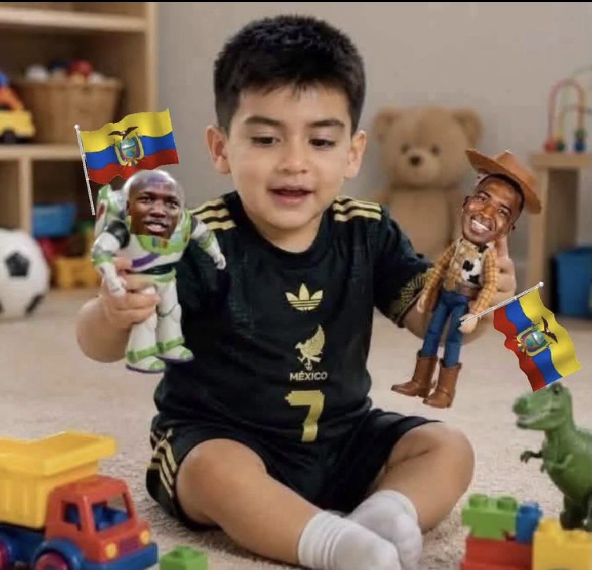 SalsaVraba's tweet photo. @dinhodric Entonces si es así, este niño trae unos juguetes muy caros y mas por el envio desde  Inglaterra 🤣 https://t.co/swVWdFU09D