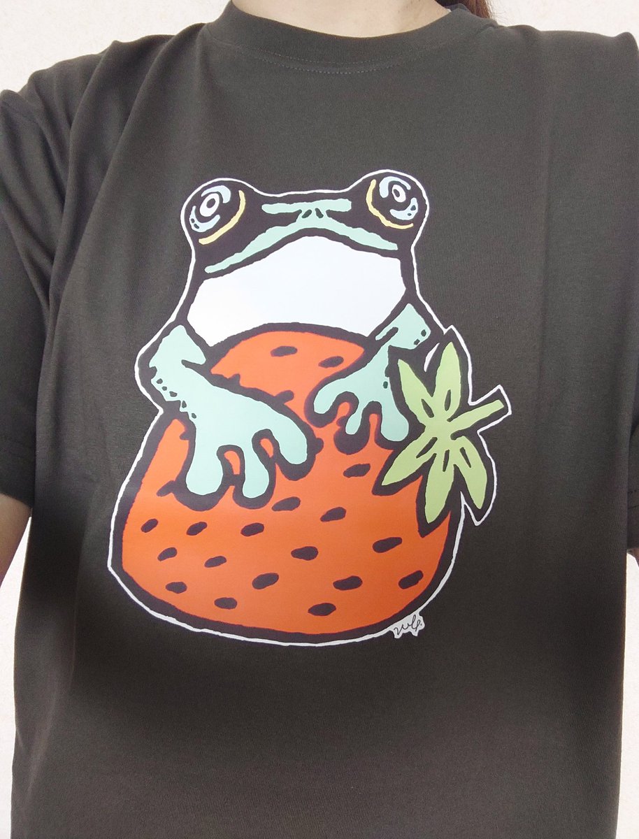 momo_cca's tweet photo. 今年もＴシャツ展に参加させて頂いています！かわいい〜！
インターネット先行販売中です♫
7/25からはハンズ札幌店さまでも販売開始！
カエル好きのみなさまいかがでしょうか〜🐸✨

輝くねこ
https://t.co/wMXwGuJZEH

カエルとイチゴ
https://t.co/YFS9117pJl

#ざ・Ｔシャツ展
#カエル
#Ｔシャツ https://t.co/GlkubSmOQr