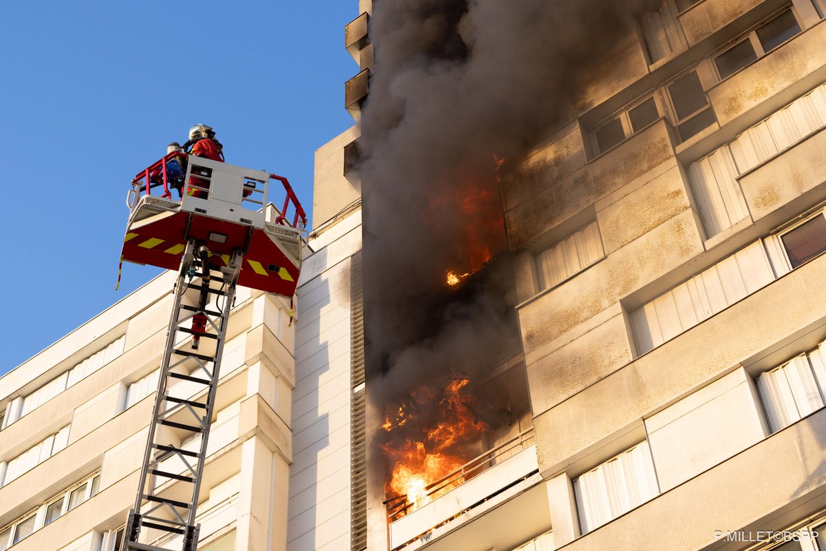 PompiersParis's tweet photo. 🚨[#Intervention] | Hier soir, vers 20h30, les pompiers de Paris sont intervenus pour un feu d’immeuble développé sur 4 étages à Rueil-Malmaison (92).

🔥4 lances sont nécessaires pour venir à bout du sinistre. Simultanément, 6 mises en sécurité dont 2 à l’aide de moyens élévateurs aérien sont réalisées et 16 urgences relatives, dont 4 sapeurs-pompiers de Paris, sont prises en charge.

🚒 Un engagement massif de moyens et les actions coordonnées ont permis de sauvegarder le reste du bâtiment et leurs résidents.