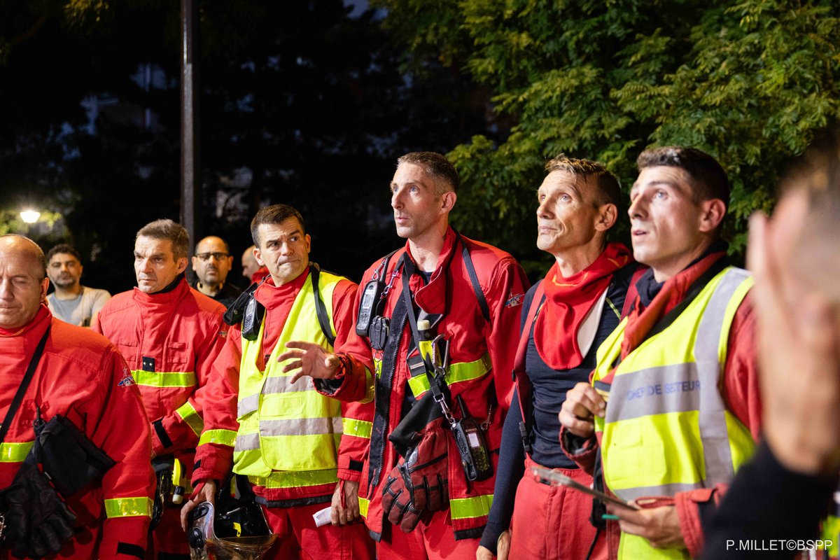 PompiersParis's tweet photo. 🚨[#Intervention] | Hier soir, vers 20h30, les pompiers de Paris sont intervenus pour un feu d’immeuble développé sur 4 étages à Rueil-Malmaison (92).

🔥4 lances sont nécessaires pour venir à bout du sinistre. Simultanément, 6 mises en sécurité dont 2 à l’aide de moyens élévateurs aérien sont réalisées et 16 urgences relatives, dont 4 sapeurs-pompiers de Paris, sont prises en charge.

🚒 Un engagement massif de moyens et les actions coordonnées ont permis de sauvegarder le reste du bâtiment et leurs résidents.