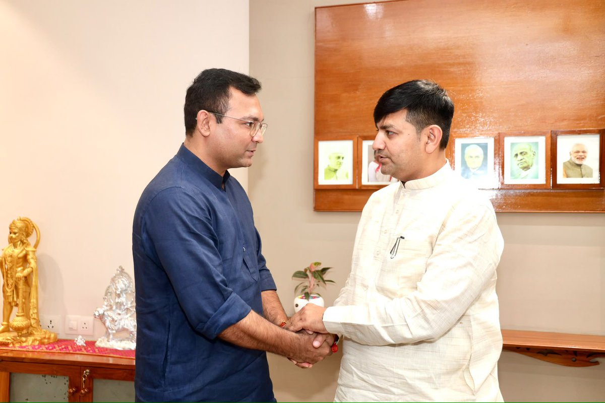 isiddharthpatel's tweet photo. ગુજરાતના વાહન વ્યવહાર તથા વન અને પર્યાવરણ મંત્��ી શ્રી @pravinmalibjp ને જન્મદિવસની હાર્દિક શુભકામનાઓ..

પરમાત્મા આપને દીર્ઘાયુષ્ય, ઉત્તમ સ્વાસ્થ્ય, અખૂટ ઊર્જા અને જનસેવાના કાર્યમાં સતત સફળતા પ્રદાન કરે તેવી હાર્દિક પ્રાર્થના. https://t.co/iNzlxIb1yt