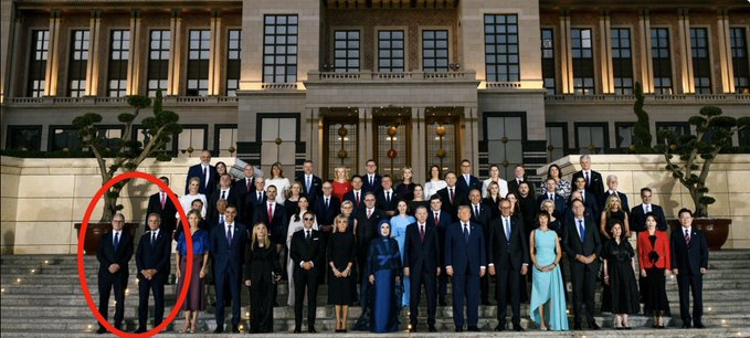 rebew_lexa's tweet photo. Beim aktuellen NATO-Familienfoto fällt sofort auf, wie #Starmer und Carney sich möglichst weit von Trump entfernt positioniert haben – sie wirken fast wie abgekoppelt vom Rest der Gruppe.
Und warum ist #Zelensky überhaupt mit auf dem Foto? Die Ukraine ist schließlich kein #NATO-Mitglied.