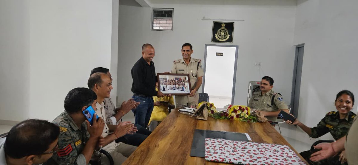 nhrccb's tweet photo. राष्ट्रीय मानव अधिकार एवं अपराध नियंत्रण ब्यूरो जिला बालाघाट के जिला अध्यक्ष चयंक चैतगुरू साथी जिला उपाध्यक्ष आयुष फागवानी के द्वारा लालबर्रा थाना प्रभारी महोदय श्री सुनील चतुर्वेदी सर को पुष्प गुच्छ एवं स्मृति भेंट देकर भावपूर्ण विदाई दी गई एवं उनके द्वारा मानव अधिकार के क्षेत्र में हमारे पदाधिकारी के द्वारा किए गए कार्यों को लेकर सराहना की गई एवं निरंत कार्य करने को लेकर प्रेरणा एवं आगामी समय में कार्यों के लिए शुभकामनाएं दी गई साथ ही नवागत थाना प्रभारी महोदय श्री राजमल दायमा सर का पुष्प गुच्छ एवं स्मृति भेंट के साथ स्वागत कर उन्हें आगामी कार्यकाल के लिए अग्रिम शुभकामनाएं एवं बधाई दी गई  कार्यक्रम में उपस्थित साथ ही पुलिस अधिकारी एवं पदाधिकारी, नगर के समाज सेवी गणमान्य नागरिक उपस्थित रहे ।
#NHRCCB