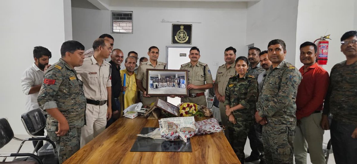 nhrccb's tweet photo. राष्ट्रीय मानव अधिकार एवं अपराध नियंत्रण ब्यूरो जिला बालाघाट के जिला अध्यक्ष चयंक चैतगुरू साथी जिला उपाध्यक्ष आयुष फागवानी के द्वारा लालबर्रा थाना प्रभारी महोदय श्री सुनील चतुर्वेदी सर को पुष्प गुच्छ एवं स्मृति भेंट देकर भावपूर्ण विदाई दी गई एवं उनके द्वारा मानव अधिकार के क्षेत्र में हमारे पदाधिकारी के द्वारा किए गए कार्यों को लेकर सराहना की गई एवं निरंत कार्य करने को लेकर प्रेरणा एवं आगामी समय में कार्यों के लिए शुभकामनाएं दी गई साथ ही नवागत थाना प्रभारी महोदय श्री राजमल दायमा सर का पुष्प गुच्छ एवं स्मृति भेंट के साथ स्वागत कर उन्हें आगामी कार्यकाल के लिए अग्रिम शुभकामनाएं एवं बधाई दी गई  कार्यक्रम में उपस्थित साथ ही पुलिस अधिकारी एवं पदाधिकारी, नगर के समाज सेवी गणमान्य नागरिक उपस्थित रहे ।
#NHRCCB