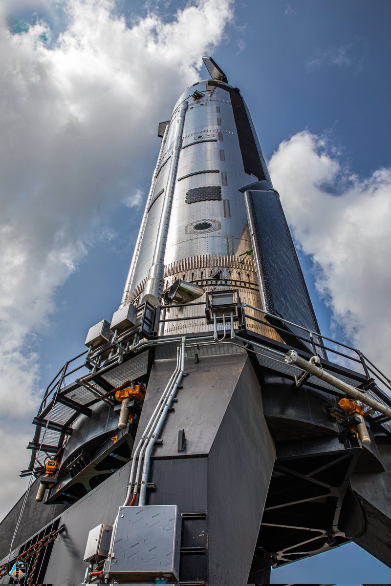 is_OwenLewis's tweet photo. Starship engineering is art. https://t.co/zOaEvRW7F5