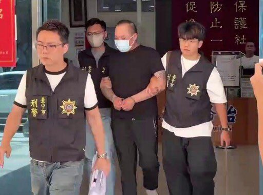 mnji314040's tweet photo. 這不是路過的流氓，他就是33歲的廖港發，廣東出生、持香港護照的中國籍男子。

7月2日從香港入境，之後在台中換了三家飯店，低調到幾乎不留痕跡，主要搭Uber移動。

案發前兩天，他已經在飯店附近多次出沒、踩點，清楚知道矢板明夫的行程，犯案後立刻換裝，搭車直奔清泉崗機場，機票早買好，準備飛韓國釜山全身而退。

他的前科，根據香港法院判決書，2016年廖港發因販運氯胺酮（K他命）被判50個月徒刑，同時還涉群眾聚毆罪，2010年他22歲時，就已經因為傷人罪被送進更生中心，香港前議員李文浩直接點名，這人就是廖港發，長期混跡黑幫、沒有正職，網路上還挖出更早的舊論壇傳聞，指他2007年曾涉輪姦未成年少女。

台中地檢署複訊後直接認定，這是預謀性、受雇的跨境施暴，廖男被依反滲透法、傷害罪及公然侮辱罪移送，法院已裁定羈押禁見。

警方從他手機通聯、金流分析，發現案發前一天還有一名持香港護照的同行者已經離境，現在正全力追查是否有在地協力者跟境外指使。

看他的手法，專程入台、連續場勘兩天、確認目標後出手、犯案後立刻換裝逃跑，這是標準的打帶跑模式，跟之前香港民主人士在台遭襲的案件如出一轍。

更巧的是，時間點就在中國民族團結進步促進法7月1日剛生效後第五天。

風險這麼大，背後如果沒人出資、沒人指使、沒人安排，誰會幹這種事？

中共想用這種方式恫嚇海外敢說真話的人，製造寒蟬效應，讓大家心裡有鬼、不敢再批評。

最後，再來說說費用的部分，中共高層提撥的費用，很有可能因為官僚體系跟腐敗貪污，經過層層剝削，來到最底層的執行人時，基本上已經沒多少費用（來回機票跟住宿費用，還有打一拳就跑的價碼😏），這才會出現這麼粗糙的手法。

大家來猜猜看，這打一拳的價格是多少？

#純情老郎君的X日常 

#打一拳就跑 #猜猜看打一拳多少錢