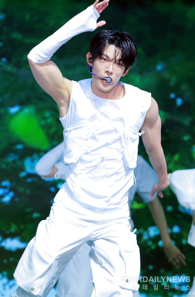 011700files's tweet photo. #AHOF #아홉 #RUN_TO_YOU  
#STEVEN #스티븐 https://t.co/WEI0X7SbGv