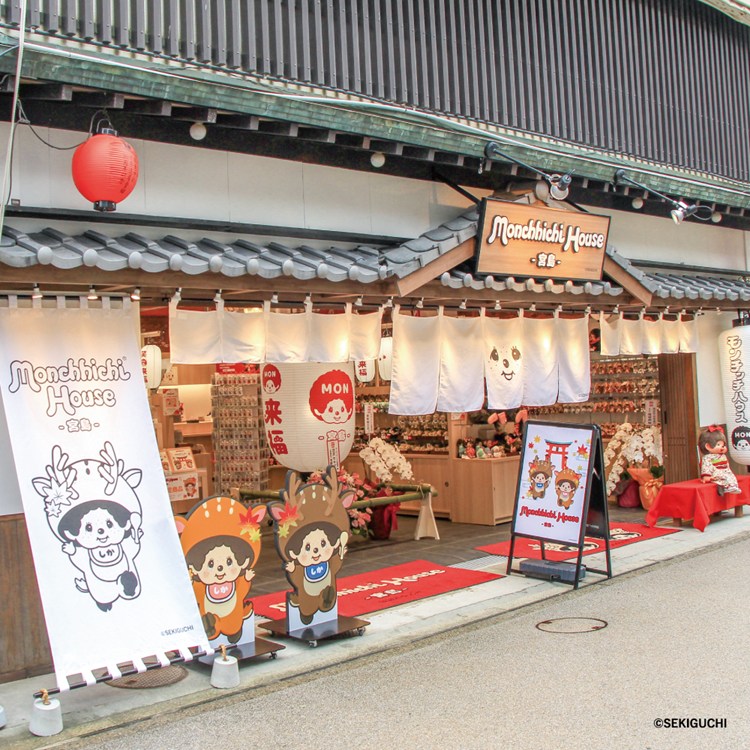 monchhichi126's tweet photo. 先日オープンした #モンチッチハウス宮島 の様子をお届けだモン！

モンチッチのお顔が描かれたのれんをくぐると、大きな提灯と鹿モンチッチが皆さまをお出迎え。
おなじみのマスコットがずらりと並ぶほか、
紅葉や杓子のデザインがあしらわれた宮島限定グッズやお菓子が揃います。
店内には着物でおしゃれしたモンチッチちゃんと一緒に撮影できるフォトスポットや、
モンチッチデザインの欄間や杓子型オブジェも！
旅の思い出に、宮島のご利益とモンチッチのかわいいパワーをぜひお受け取りください♪

●モンチッチハウス宮島
[営業時間] 
3/6～12/5▶10:00-18:00　
12/6～3/5▶10:00-17:30
〒739-0559
広島県廿日市市宮島町字北之町浜553番地5

#モンチッチハウス #モンチッチハウス宮島 #monchhichihouse 
#モンチッチ #monchhichi #몬치치 #萌趣趣