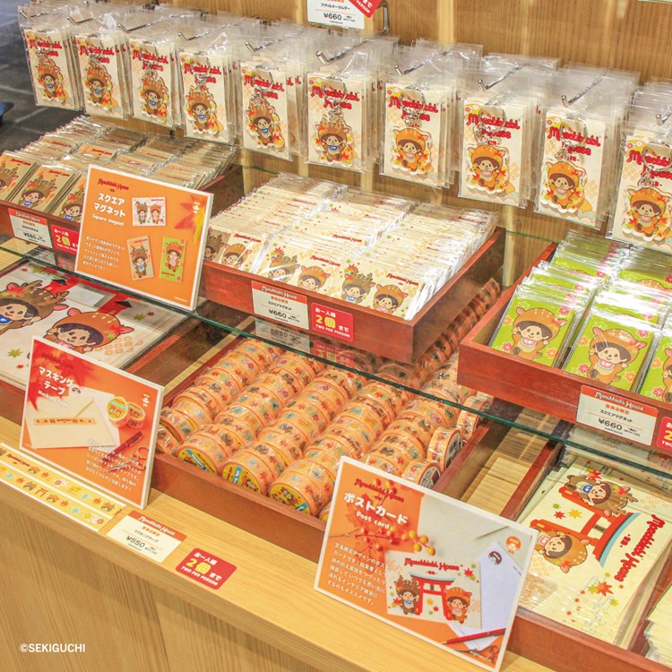 monchhichi126's tweet photo. 先日オープンした #モンチッチハウス宮島 の様子をお届けだモン！

モンチッチのお顔が描かれたのれんをくぐると、大きな提灯と鹿モンチッチが皆さまをお出迎え。
おなじみのマスコットがずらりと並ぶほか、
紅葉や杓子のデザインがあしらわれた宮島限定グッズやお菓子が揃います。
店内には着物でおしゃれしたモンチッチちゃんと一緒に撮影できるフォトスポットや、
モンチッチデザインの欄間や杓子型オブジェも！
旅の思い出に、宮島のご利益とモンチッチのかわいいパワーをぜひお受け取りください♪

●モンチッチハウス宮島
[営業時間] 
3/6～12/5▶10:00-18:00　
12/6～3/5▶10:00-17:30
〒739-0559
広島県廿日市市宮島町字北之町浜553番地5

#モンチッチハウス #モンチッチハウス宮島 #monchhichihouse 
#モンチッチ #monchhichi #몬치치 #萌趣趣