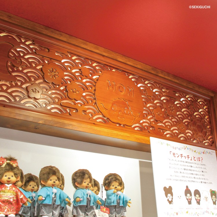monchhichi126's tweet photo. 先日オープンした #モンチッチハウス宮島 の様子をお届けだモン！

モンチッチのお顔が描かれたのれんをくぐると、大きな提灯と鹿モンチッチが皆さまをお出迎え。
おなじみのマスコットがずらりと並ぶほか、
紅葉や杓子のデザインがあしらわれた宮島限定グッズやお菓子が揃います。
店内には着物でおしゃれしたモンチッチちゃんと一緒に撮影できるフォトスポットや、
モンチッチデザインの欄間や杓子型オブジェも！
旅の思い出に、宮島のご利益とモンチッチのかわいいパワーをぜひお受け取りください♪

●モンチッチハウス宮島
[営業時間] 
3/6～12/5▶10:00-18:00　
12/6～3/5▶10:00-17:30
〒739-0559
広島県廿日市市宮島町字北之町浜553番地5

#モンチッチハウス #モンチッチハウス宮島 #monchhichihouse 
#モンチッチ #monchhichi #몬치치 #萌趣趣