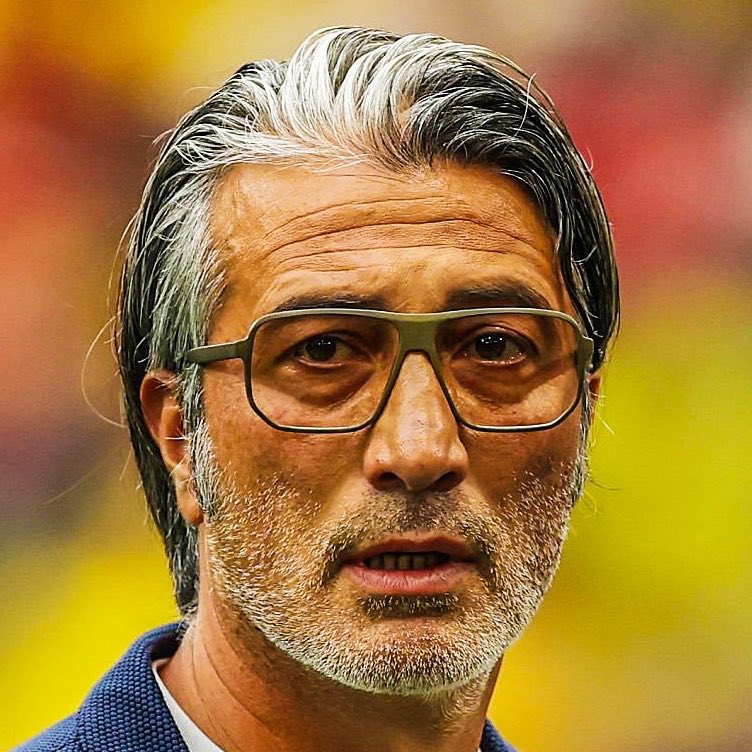 aoezay's tweet photo. Murat Yakin spielte von 1994-2004 für die #Schweiz. 

Er spielte von 1998 bis 2000 für #Fenerbahçe #Istanbul #Türkei. 

Als Trainer der Schweiz führte Yakin sie zur WM 2022, EURO 2024 und WM 2026.

Jetzt hat Yakin die Schweiz erstmals seit 72 Jahren ins Viertelfinale der Weltmeisterschaft geführt. 

 Ein Schweizer türkischer Abstammung.